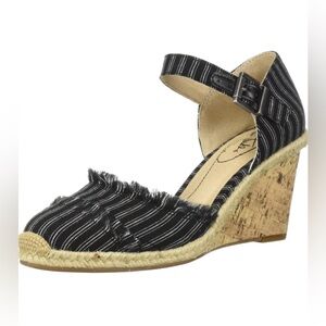 Life Stride Leena padded rounded toe fabric ankle closure 3” wedge heels size 11